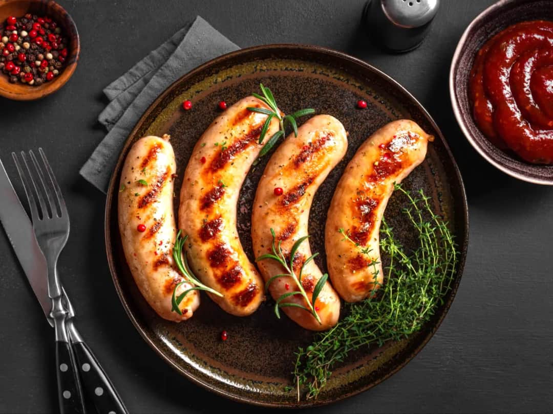 Biała kiełbasa parzona na ruszt: Grilluj ją jak ekspert!