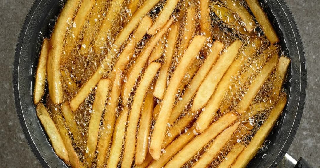 Ile smażyć frytki domowe, aby były chrupiące i złociste?