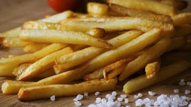 Jak zrobić frytki, żeby były chrupiące i nieprzylepne