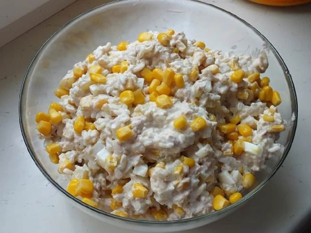 Dietetyczna sałatka z tuńczykiem i ryżem: Przepis na sycący lunch