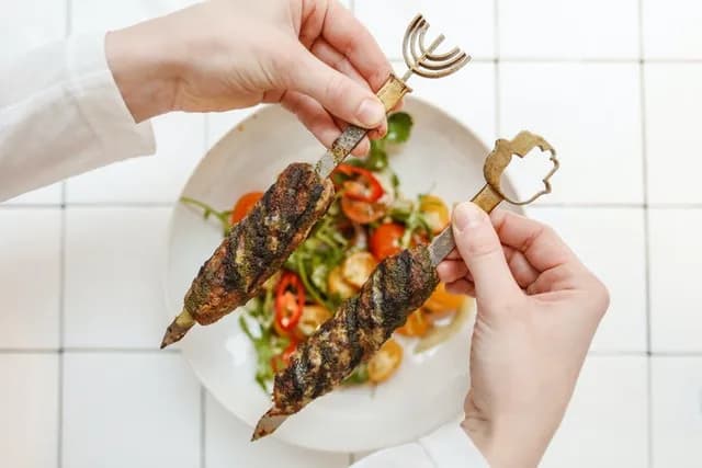 Czy kebab jest ciężkostrawny? Poznaj prawdę o jego wpływie na trawienie