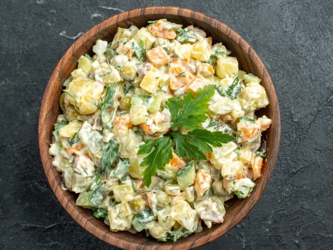 Czy do sałatki jarzynowej dodaje się cebulę? Sprawdź, co warto wiedzieć