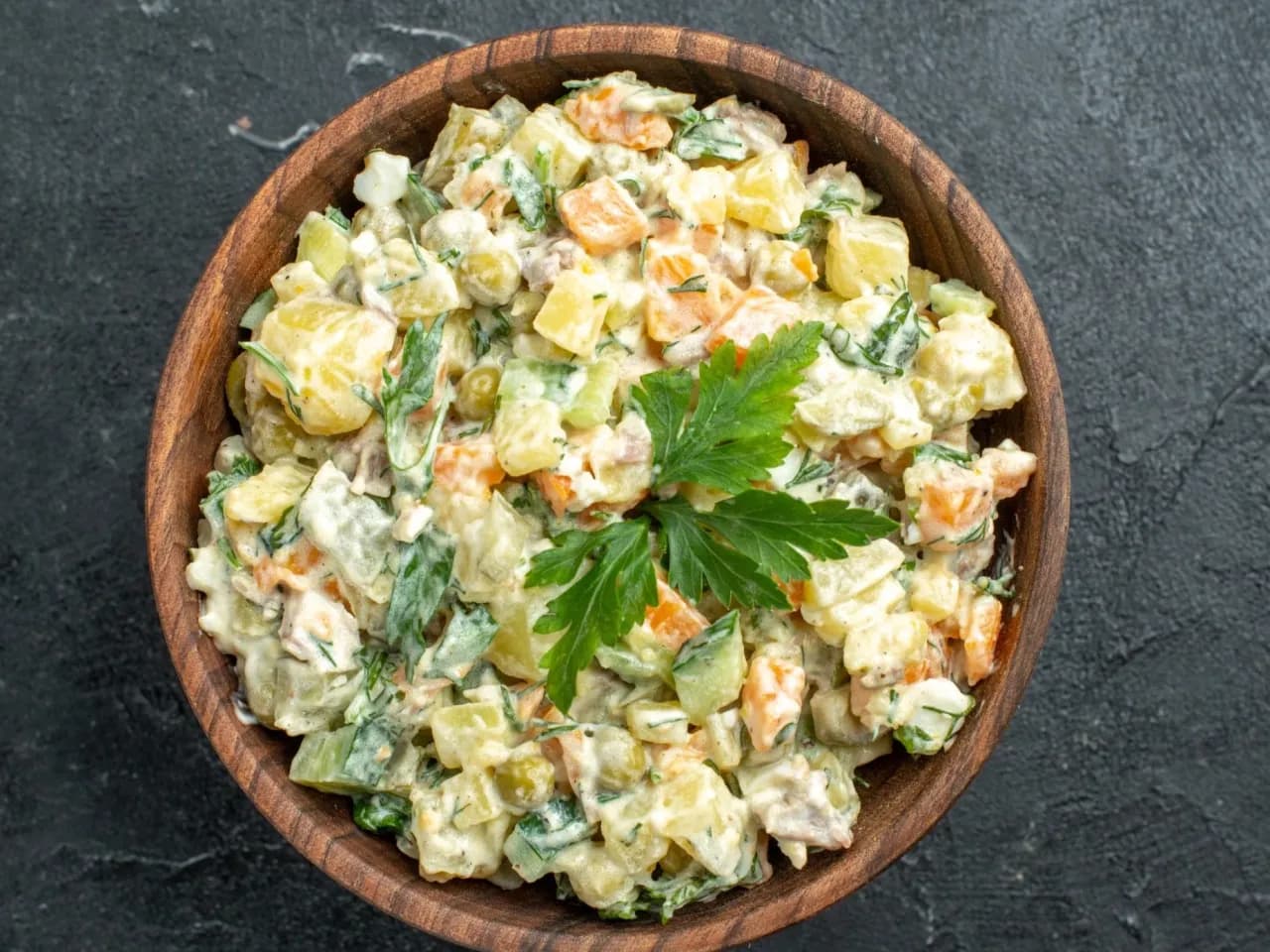 Czy do sałatki jarzynowej dodaje się cebulę? Sprawdź, co warto wiedzieć