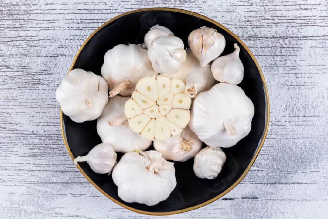 Jak uratować sos z nadmiarem czosnku? Sprawdzone triki!