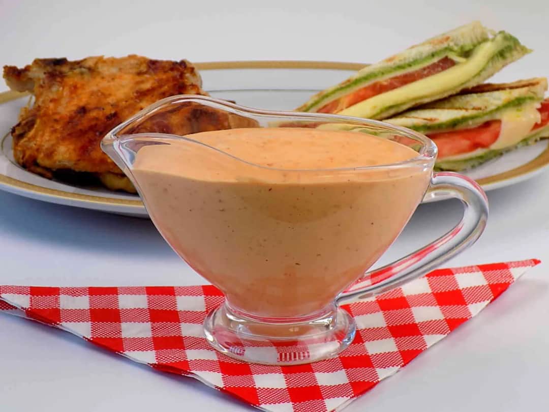 Domowy sos algierski z cebulką do kebaba: Przepis, który musisz znać!