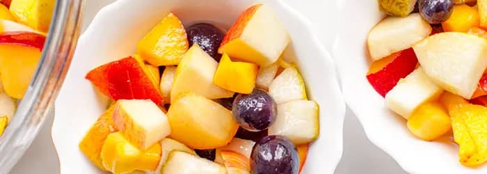 Czym polać sałatkę owocową, aby zaskoczyć smakiem i świeżością?