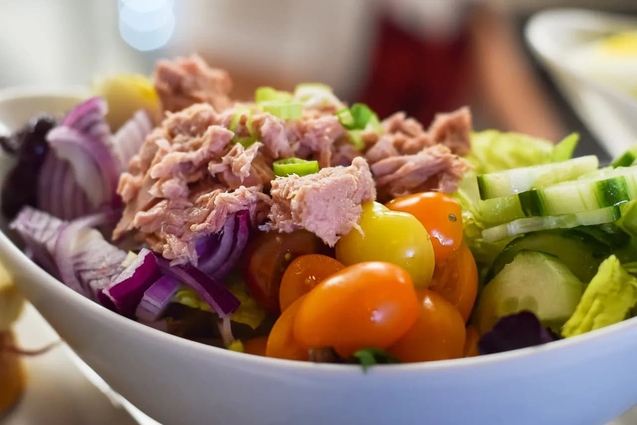 Najlepszy tuńczyk do sałatki - unikaj błędów w wyborze!