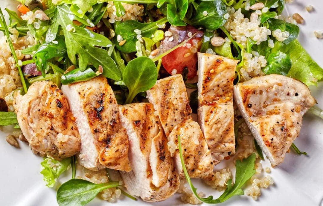 Najlepsze sosy do sałatki z kurczakiem, które zmienią Twój smak