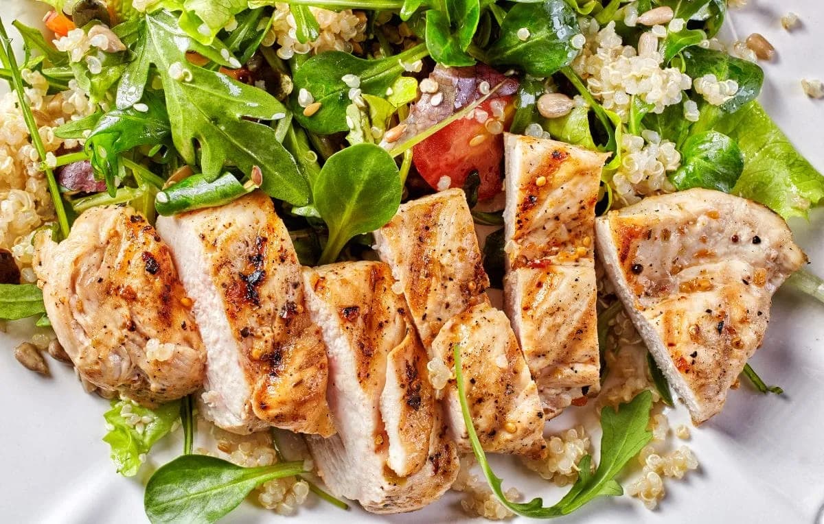 Najlepsze sosy do sałatki z kurczakiem, które zmienią Twój smak