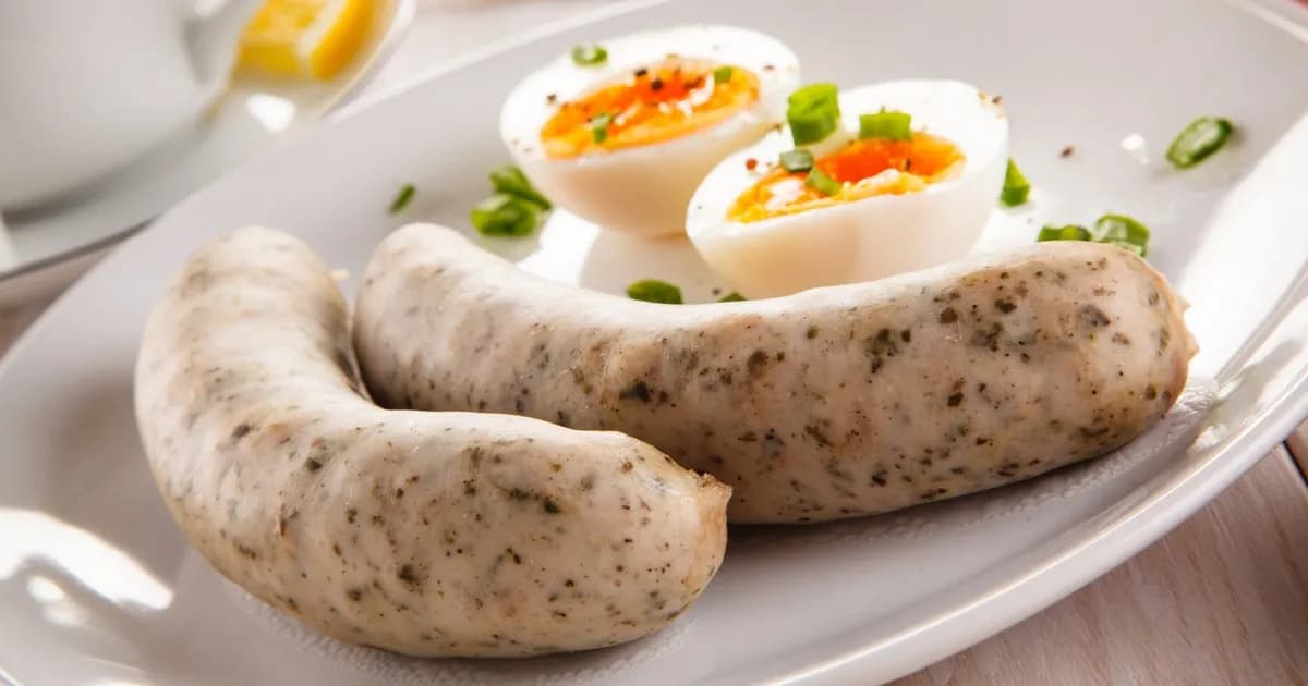 Jak podać białą kiełbasę na Wielkanoc, aby zachwycić gości