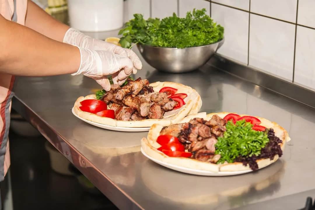 Kebab na talerzu: Jaka gramatura mięsa jest uczciwa? Sprawdź!