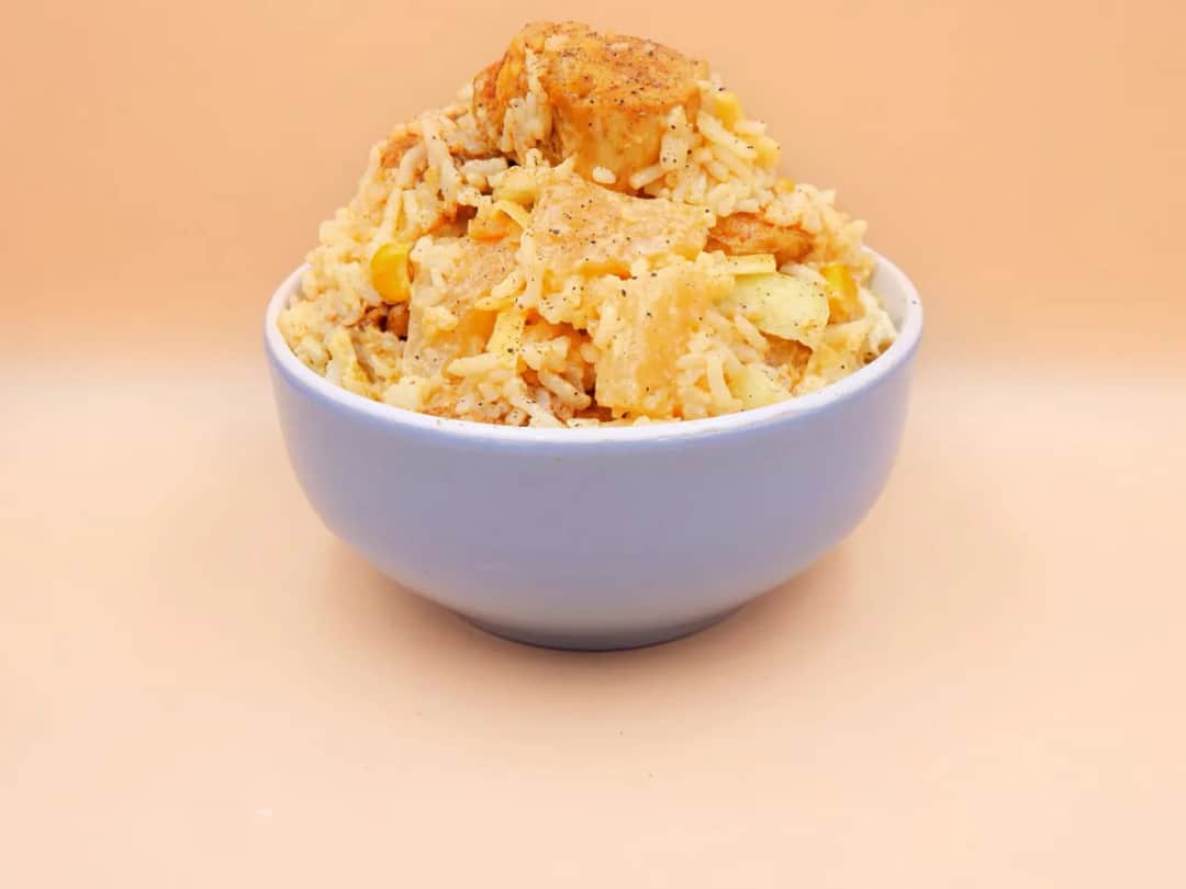 Sałatka z ryżem, kurczakiem, ananasem i curry: Klasyka, która się uda