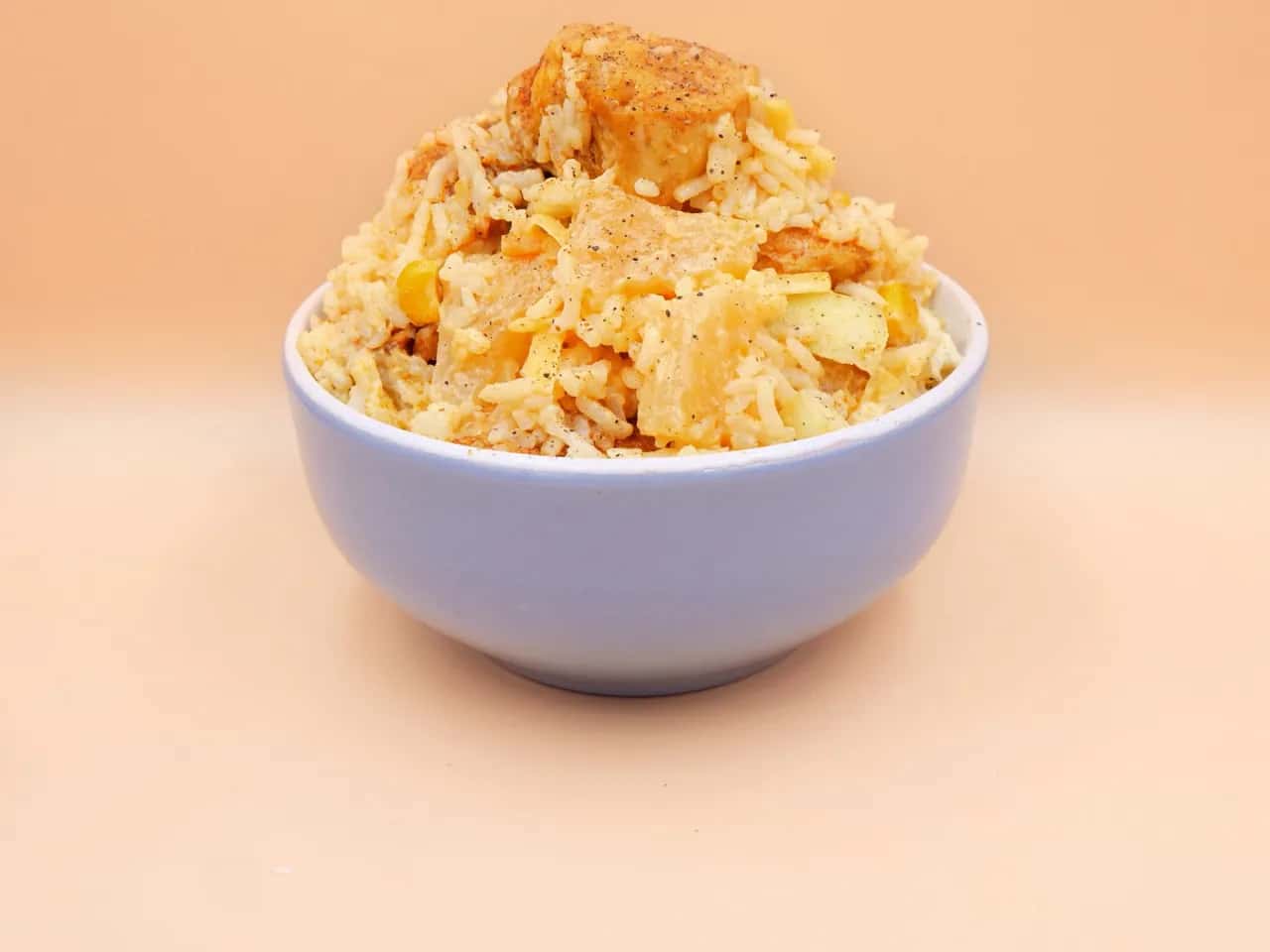 Sałatka z ryżem, kurczakiem, ananasem i curry: Klasyka, która się uda