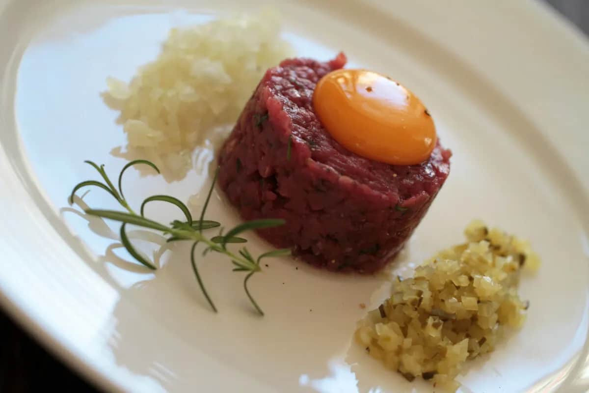 Tatar w burgerowni: Czy jest bezpieczny? Sprawdź, zanim zjesz!