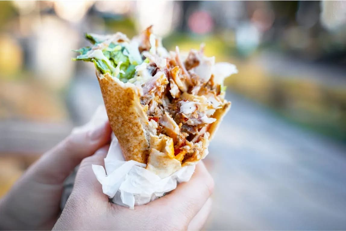 Ile kcal ma tortilla kebab? Zaskakujące różnice w kaloriach!