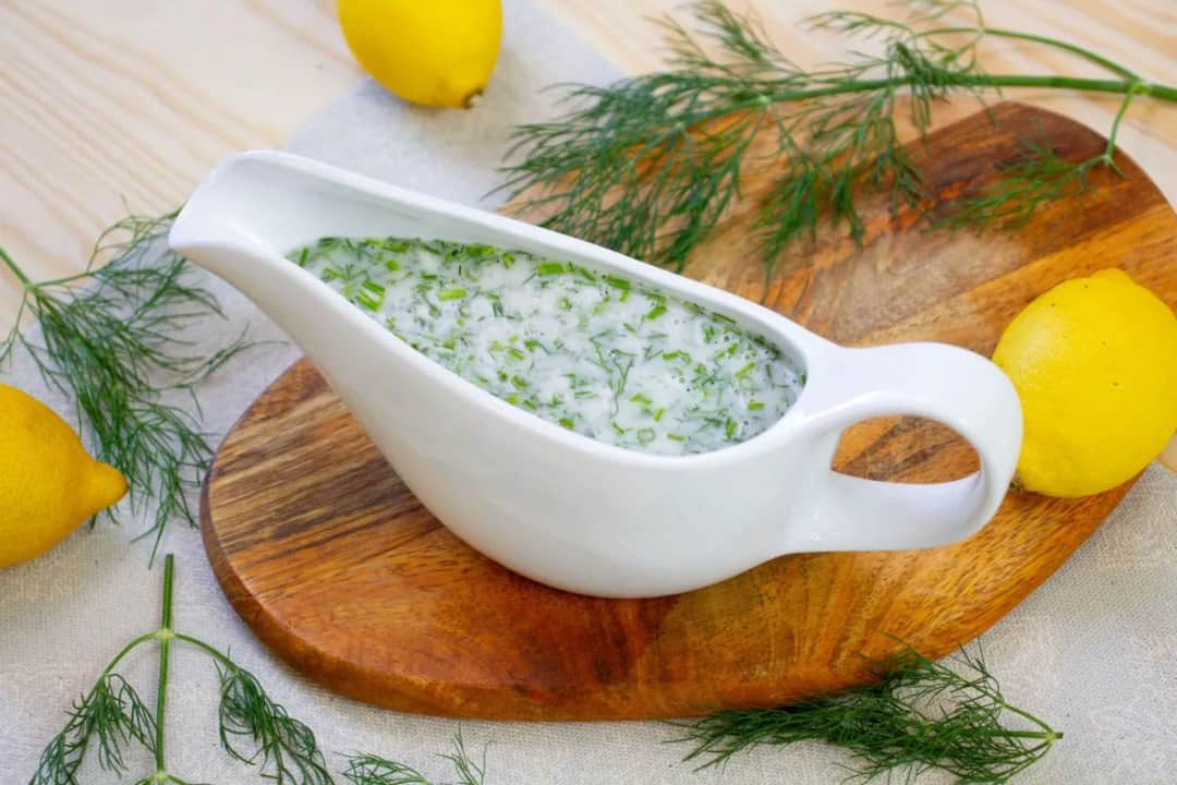 Idealny sos koperkowy do ziemniaków z ogniska: przepis i porady
