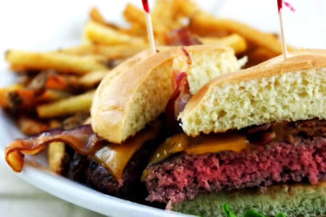 Czy różowy burger jest bezpieczny? Mierzymy temperaturę i rozwiewamy mity