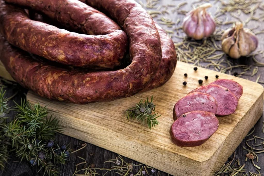 Kiełbasa z jelenia: co musisz wiedzieć o składzie i smakach