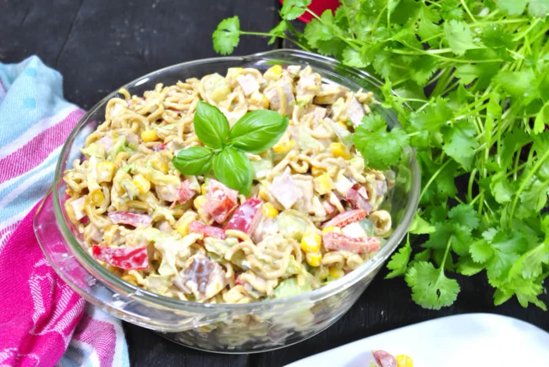 Sałatka z zupek chińskich: suchy czy mokry makaron? Rozwiąż dylemat!