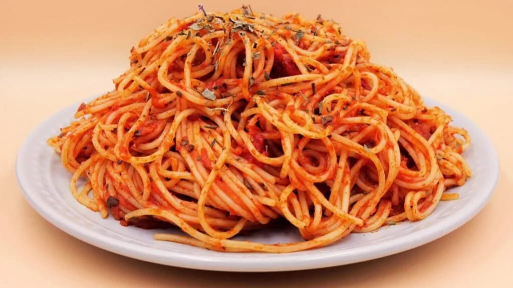 Ile kalorii ma makaron z sosem pomidorowym? Sprawdź, co wpływa na kaloryczność