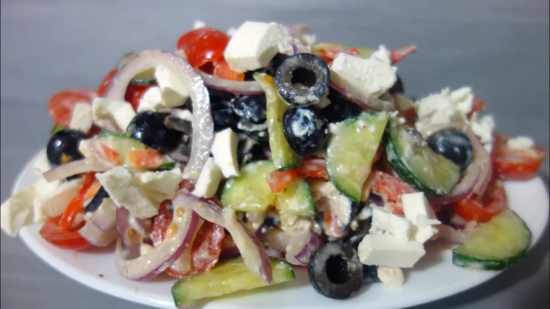 Jakie przyprawy do sałatki greckiej, aby wydobyć ich pełnię smaku