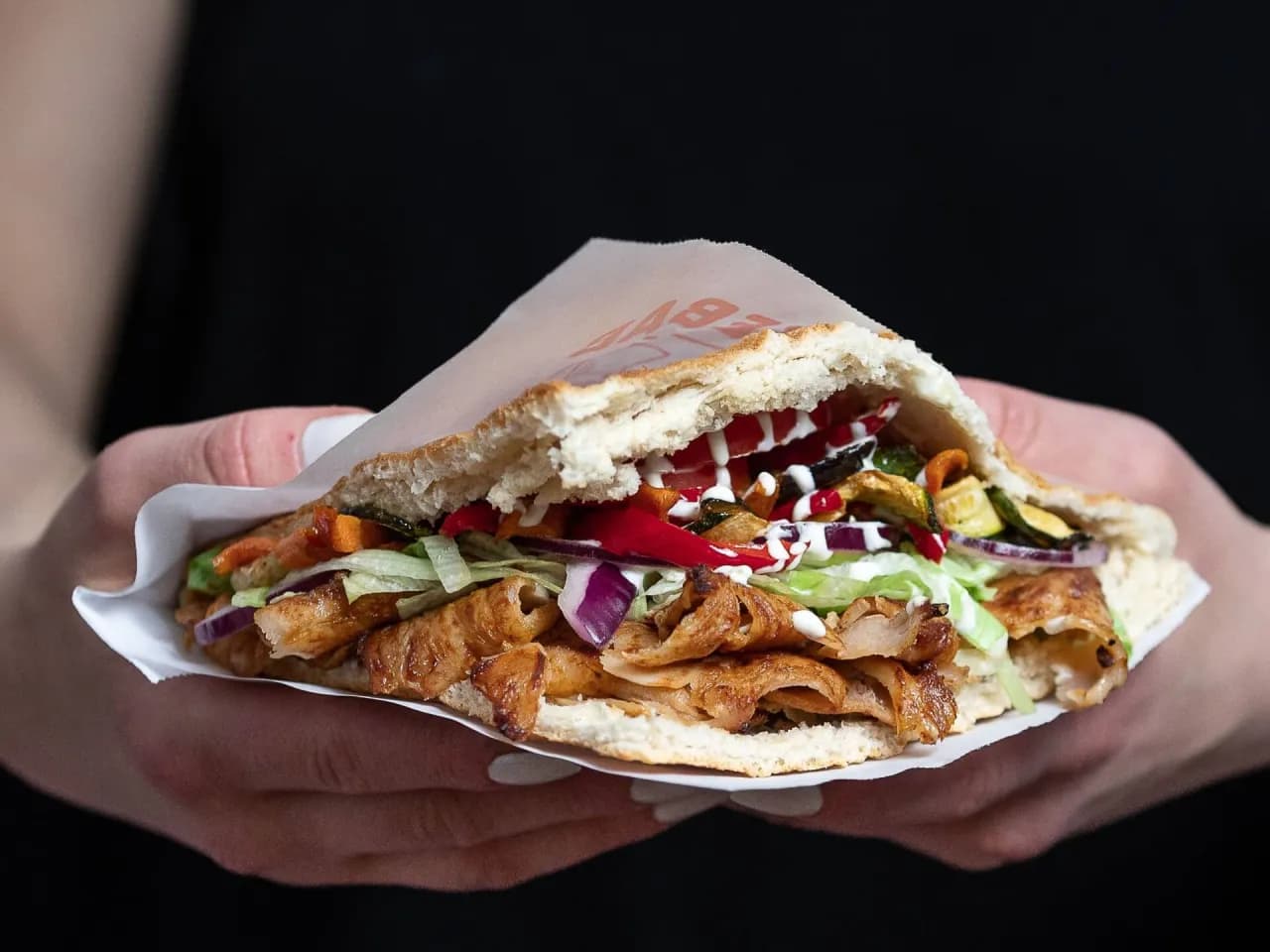 Kebab w bułce czy tortilla - co wybrać dla zdrowszego posiłku?