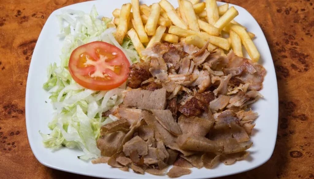 Z czego jest kebab? Odkryj składniki i tajemnice tego dania