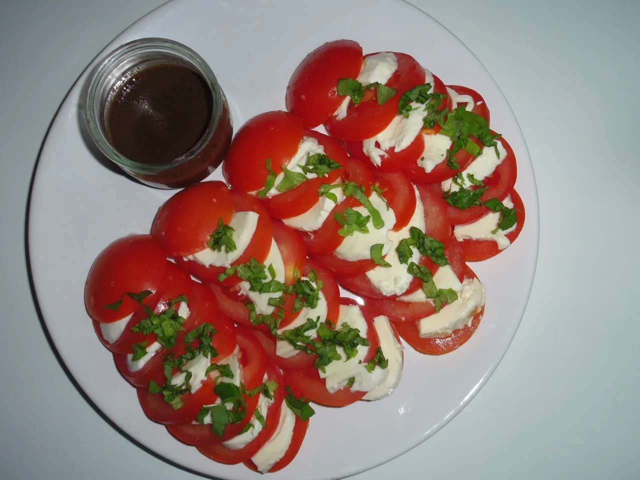 Pomidory z mozzarellą jaki sos – najlepsze przepisy na pyszne dodatki