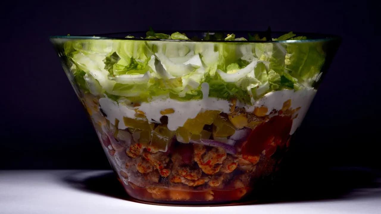 Czy można zamrozić sałatkę gyros? Sprawdź, co tracisz po mrożeniu