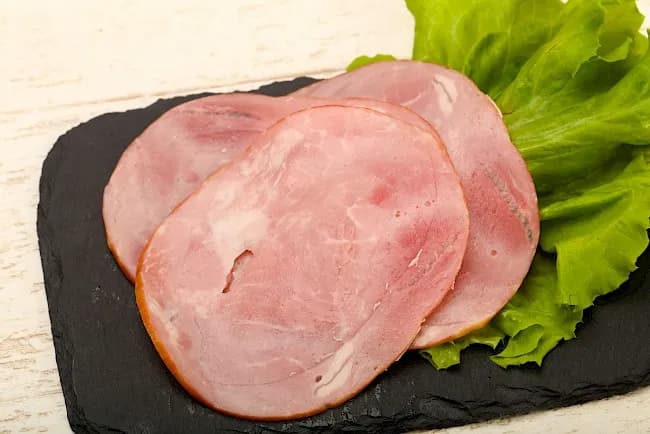 Ile kalorii ma plaster szynki drobiowej? Sprawdź szczegóły!