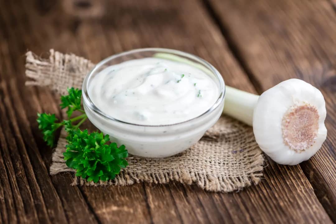 Idealnie gładki sos czosnkowy? Znam sekret bez grudek!