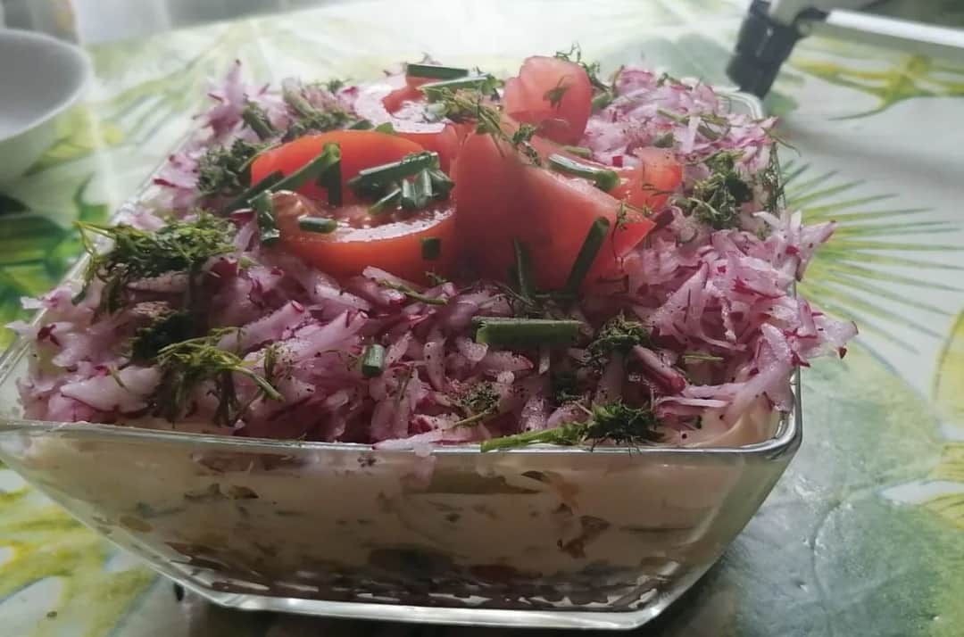 Wiosenna sałatka wielkanocna z rzodkiewką i szczypiorkiem: łatwy przepis