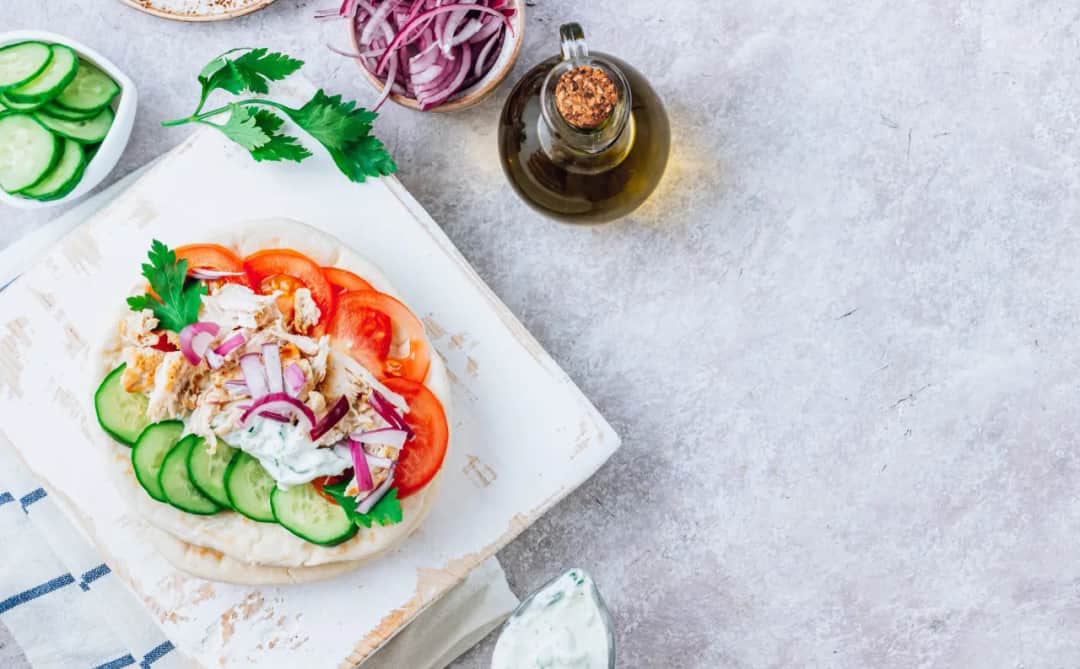 Sekret idealnej sałatki gyros: Kolejność warstw to klucz!