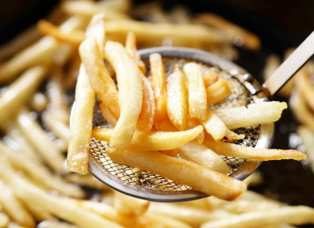 Jak usmażyć frytki, by nie były tłuste? Sekret chrupkości Damiana Sobczaka