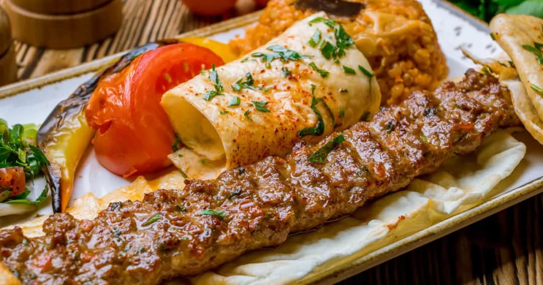 Kebab z frytkami bez surówki: ile ma kalorii? Szokujące fakty!
