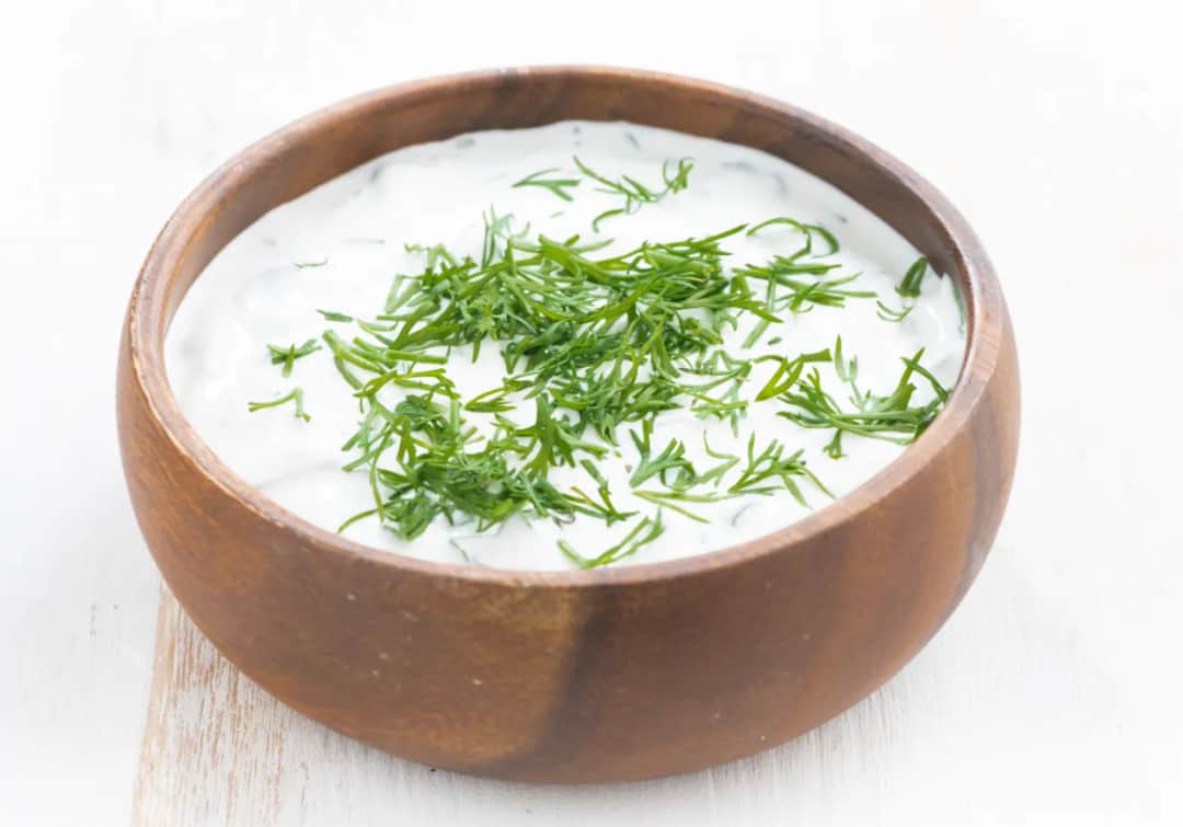 Dlaczego sos jogurtowy się warzy? Jak zapobiec i naprawić?