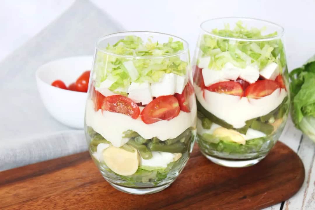 Sałatka z fasolki szparagowej i jajka: przepis, sosy, wariacje