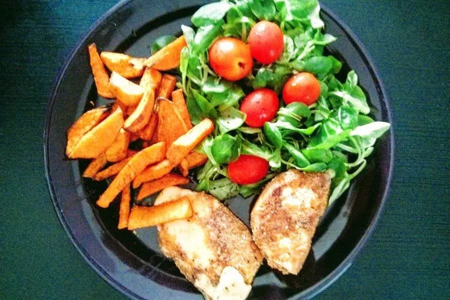 Frytki z czym na obiad – najlepsze pomysły na smaczne dodatki