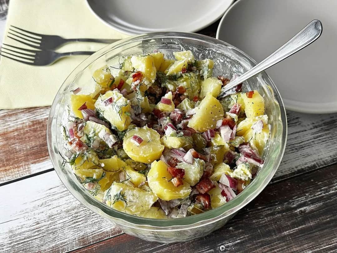 Niemiecka sałatka ziemniaczana z boczkiem: Odkryj przepis bez majonezu