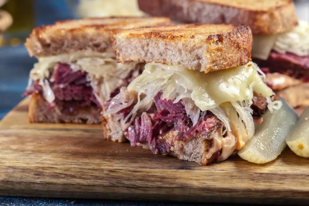 Pastrami: Co to jest, z jakiego mięsa i jak powstaje? Pełny przewodnik
